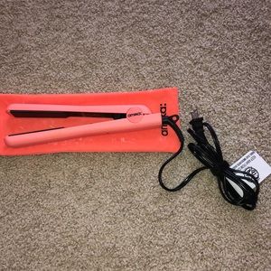 Amika Coral Straightener